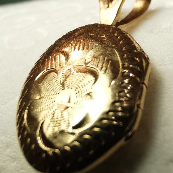 1985 14K Gold Oval Locket Pendant Diamond-Cut Floral TC Hallmark 2cm - Picture 6 of 15